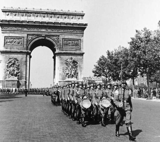 German soldiers march through Paris, June 1940 (German Federal Archive)