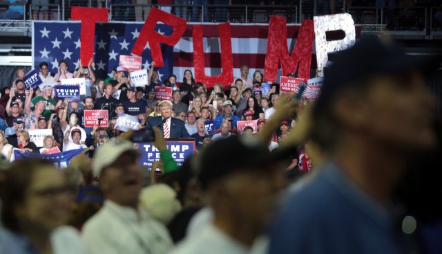 donald_trump_with_supporters_30040691671